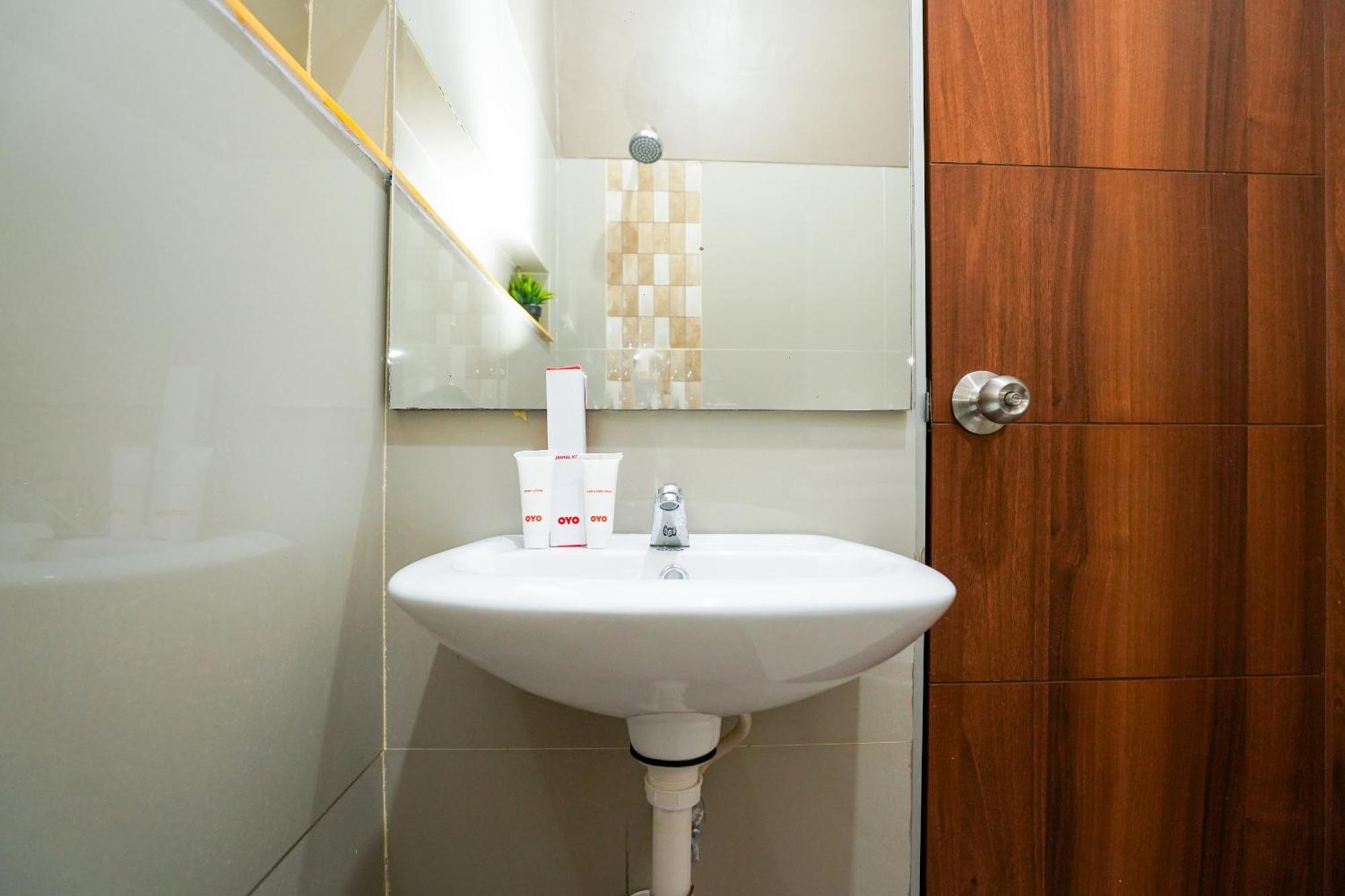 Hotel O Surabaya Near Surabaya Town Square Formerly Kupang Gunung Residence Zewnętrze zdjęcie